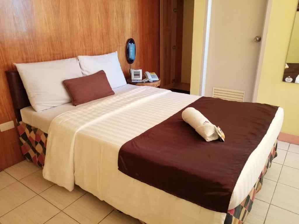 Hotel Asuncion Laoag Buitenkant foto